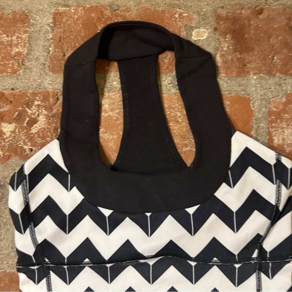 Lululemon Scoop Neck Tank in the "Arrow Chevron Polar Cream Black" pattern sz 6 - Picture 2 of 16